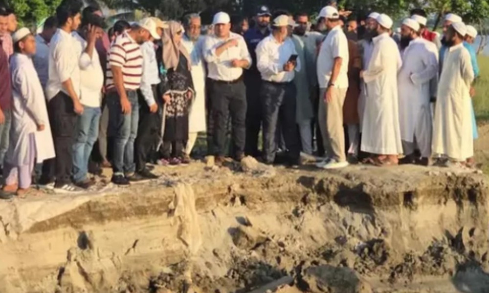 এশার নামাজ পড়ে যান মুসল্লিরা, ফজরে গিয়ে দেখেন ‘মসজিদ নেই’