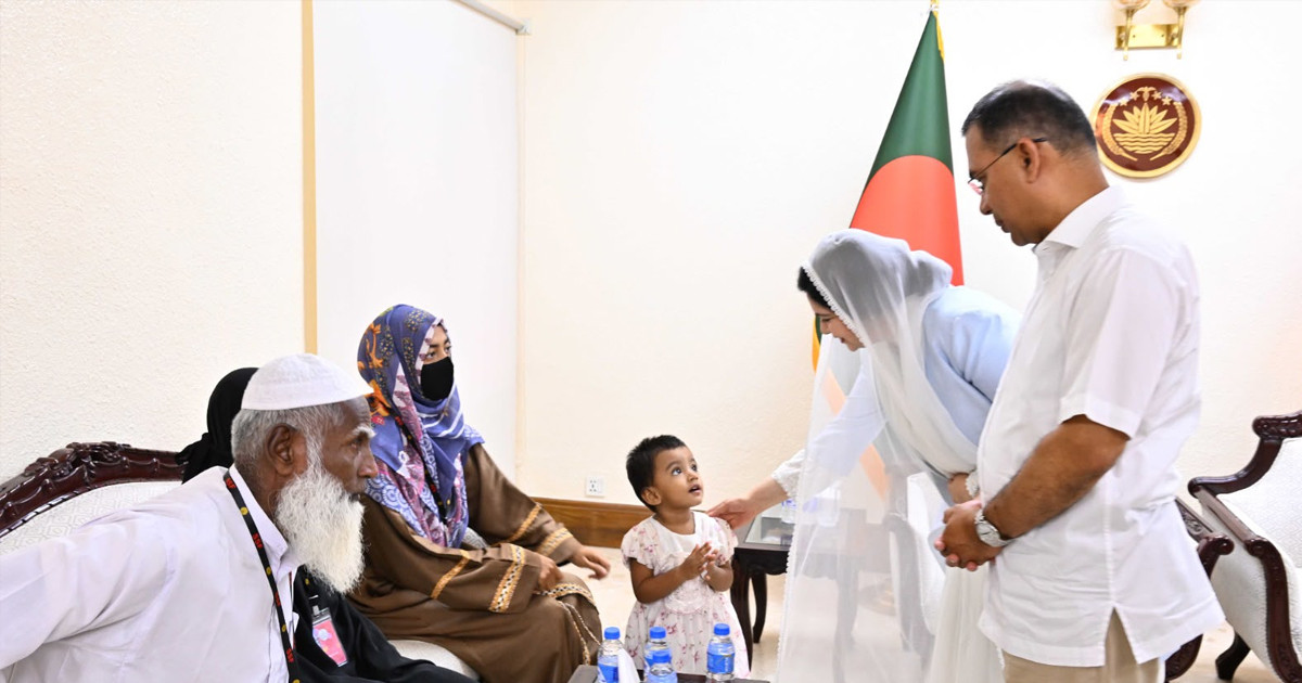 নিহত দুই সেনাসদস্যের পরিবারের সঙ্গে প্রধানমন্ত্রীর সাক্ষাৎ ও সহায়তা প্রদান