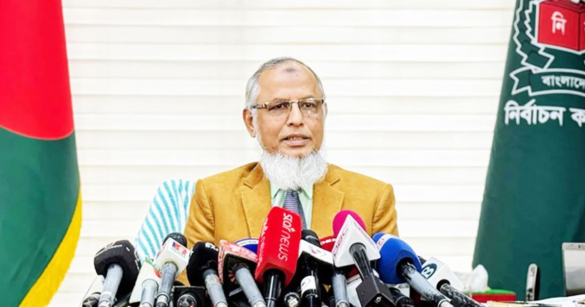 ইউপি নির্বাচনের রোডম্যাপ নিয়ে পিছু হটল ইসি
