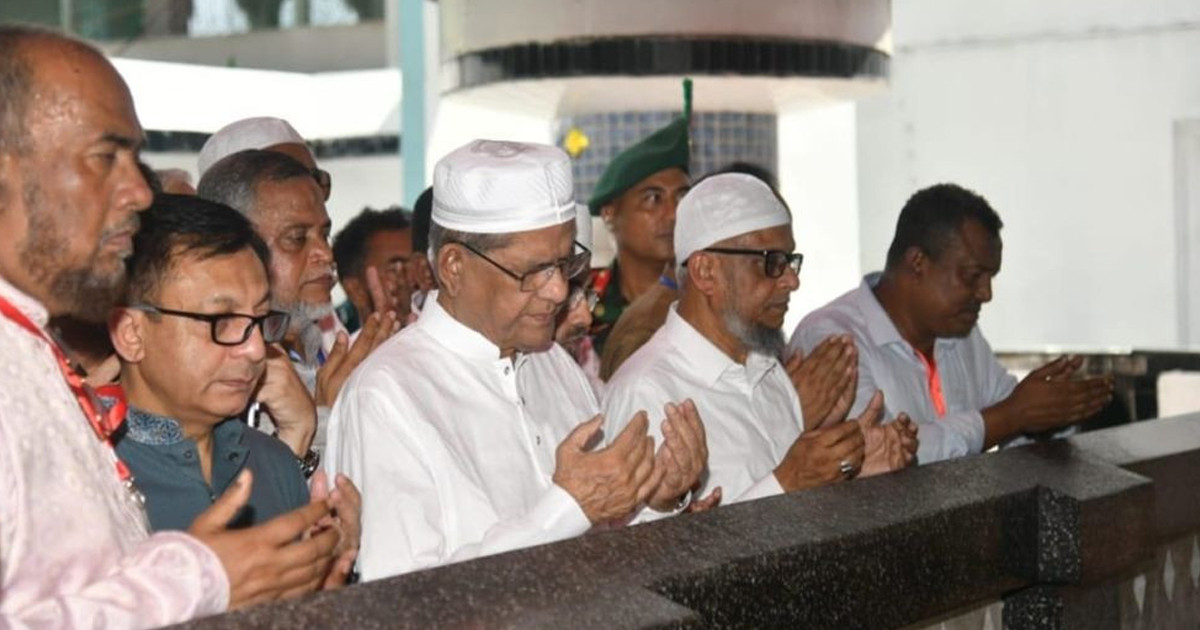শাহজালাল (রহ.)-এর মাজার জিয়ারত করলেন রাষ্ট্রপতি