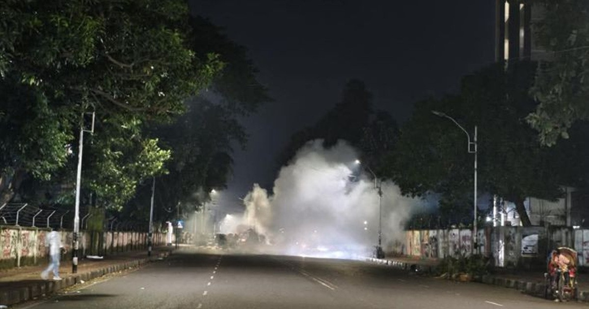 ঢাবি এলাকায় পরপর ৩ ককটেল বিস্ফোরণ, রাতেই বিক্ষোভ ছাত্রদলের