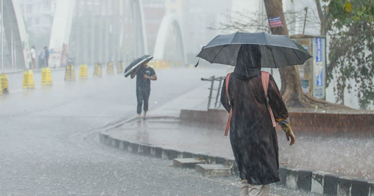 সাত সকালে বৃষ্টিতে ভিজলো রাজধানী