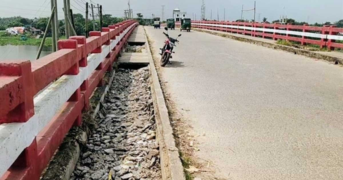 দিনের আলোতেই কাইকারটেক ব্রিজের রড চুরি