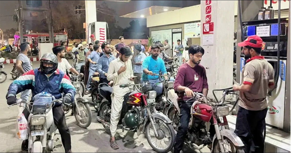 পাকিস্তানে জ্বালানি সংকট: জ্বালানি সাশ্রয় ও ব্যয় কমাতে যেসব নিষেধাজ্ঞা