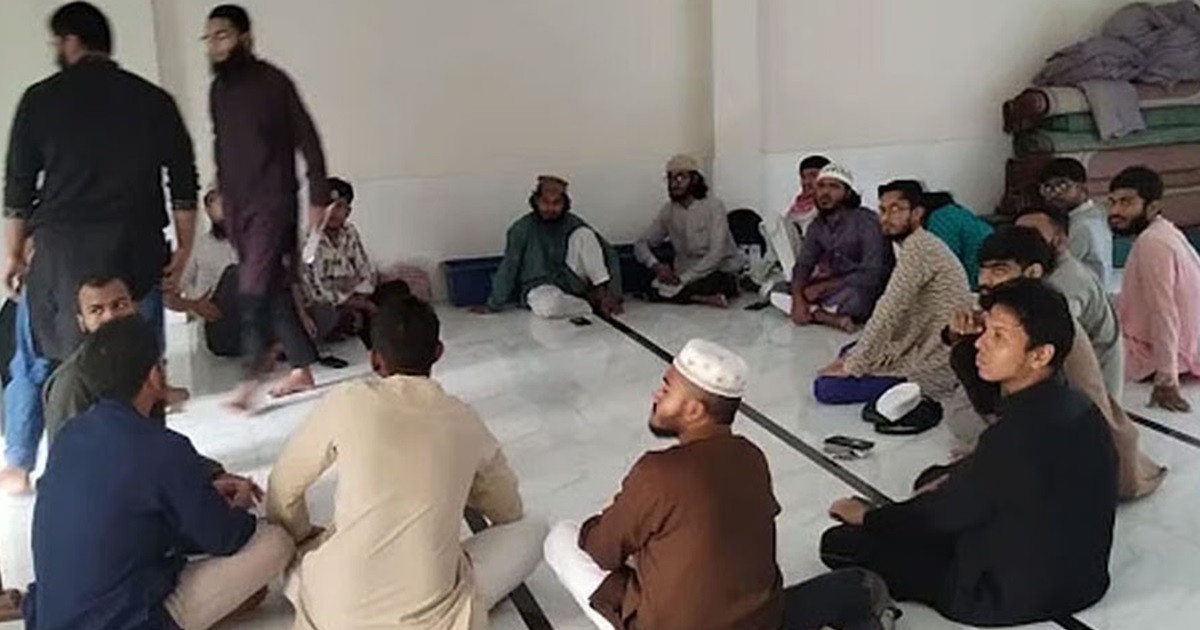 রাজধানীতে গোপন বৈঠক চলাকালে আটক ২৩ জন