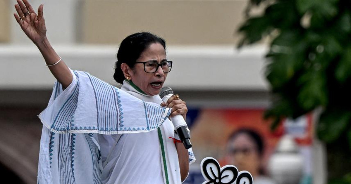 ২৮ বছর পর ‘জোড়া ফুল’ হারালেন মমতা, নতুন প্রতীক ফুটবল খেলোয়াড়