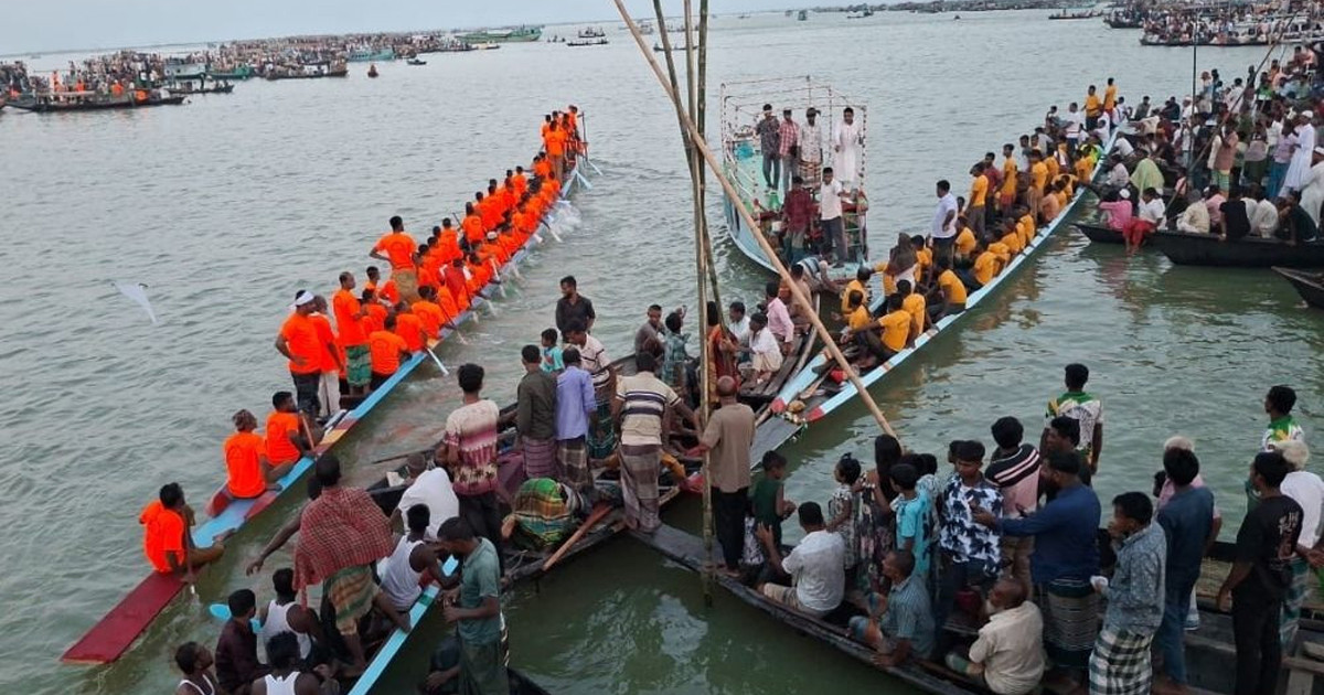 ঘোড়াউত্রা নদীতে নৌকাবাইচ, উৎসবে মেতেছে নিকলী