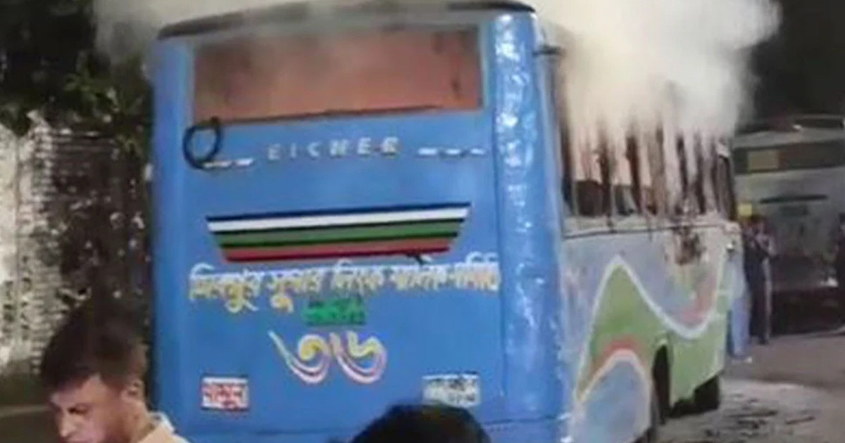 রাজধানীতে থানার সামনে যাত্রীবাহী বাসে আগুন