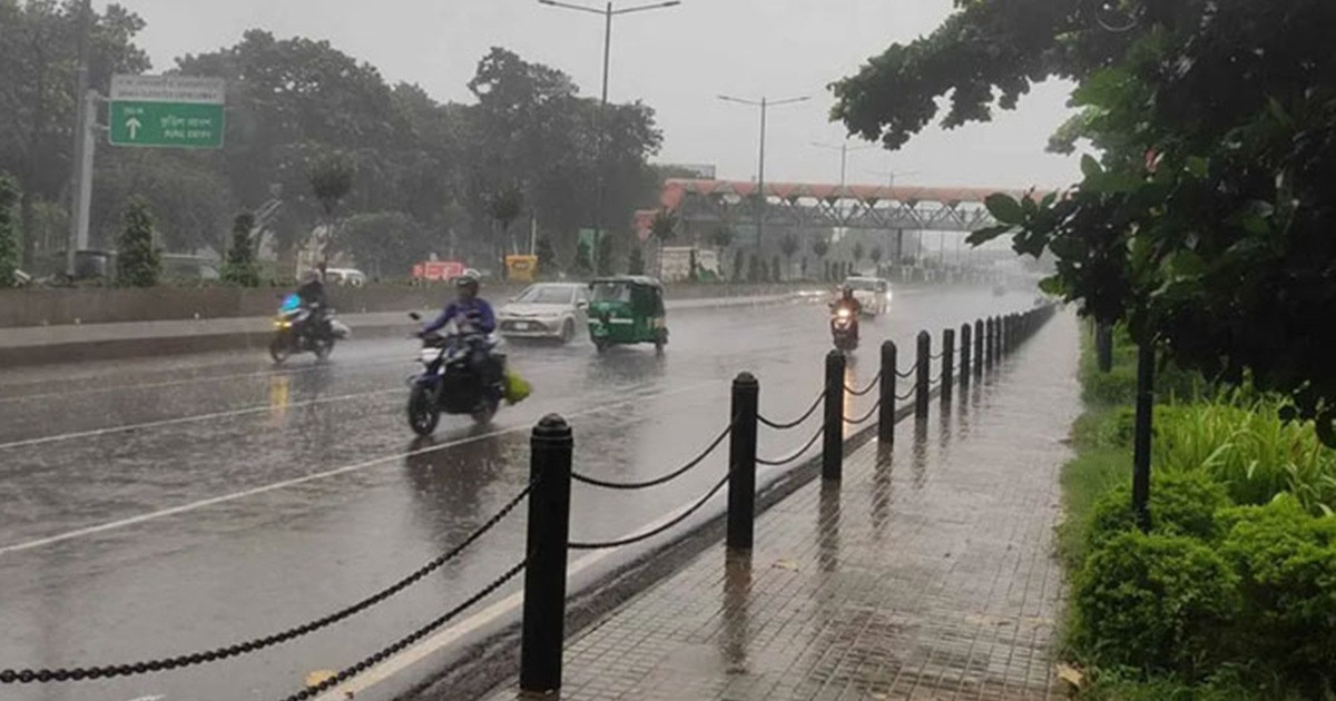 রাজধানীতে ভোর থেকে বৃষ্টি, স্বস্তির সঙ্গে ভোগান্তি