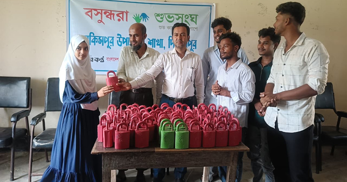 হিলিতে শিক্ষার্থীদের মাঝে সঞ্চয়ের অভ্যাস গড়ে তুলতে বসুন্ধরা শুভসংঘের উদ্যোগ