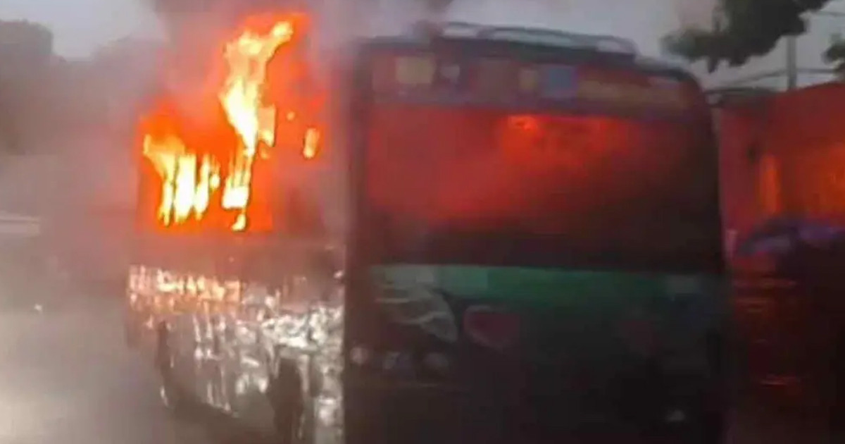 রাজধানীর পল্লবীতে বাসে আগুন