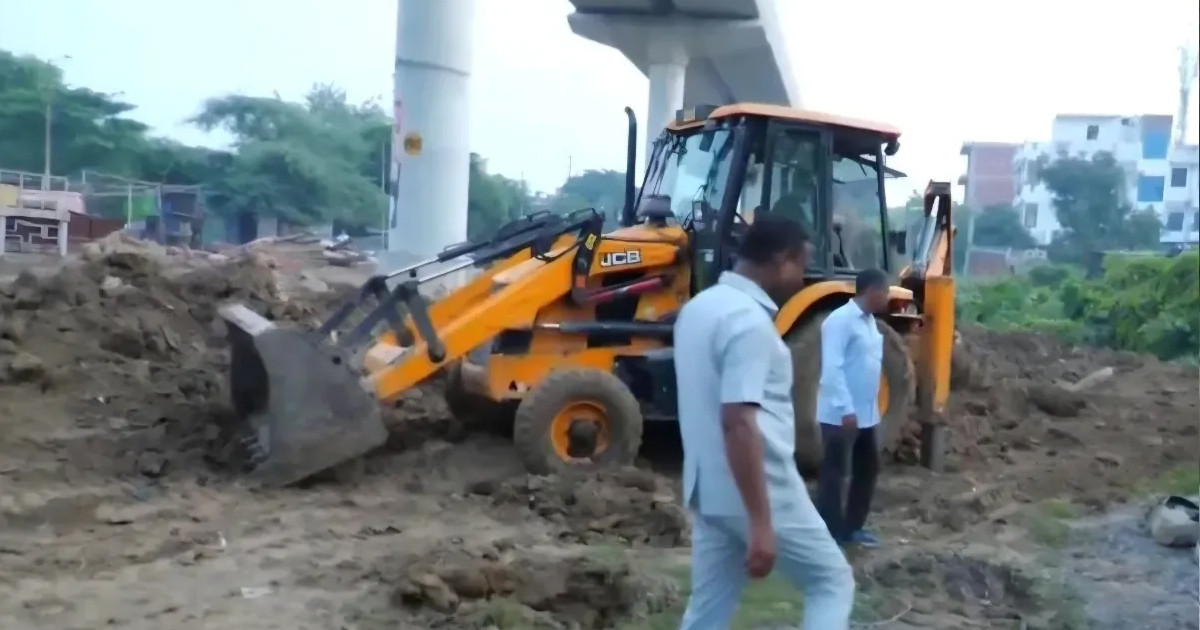 শতবর্ষী কবরস্থান গুঁড়িয়ে দেওয়া নিয়ে চরম উত্তেজনা ভারতের কানপুরে