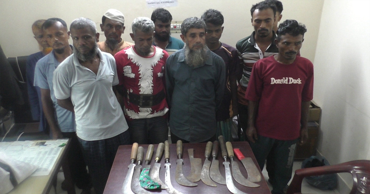 আদালতে হাজিরা দিতে এসে অস্ত্রসহ ১১ আসামি আটক