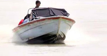 দুই সপ্তাহ ধরে বন্ধ ফেরি চলাচল, ঝুঁকিপূর্ণ ট্রলারে পারাপার চলছে পদ্মায়