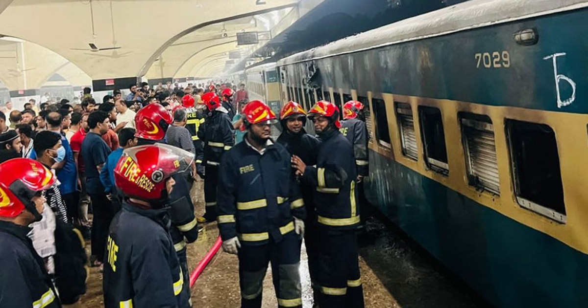 কমলাপুরে হাওর এক্সপ্রেসে আগুনের ঘটনায় তদন্ত কমিটি গঠন