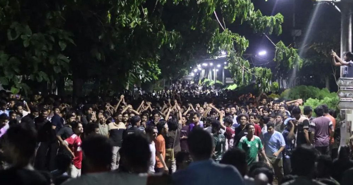 ভিসি পরিবর্তনের প্রতিবাদে রাতে চুয়েট শিক্ষার্থীদের বিক্ষোভ