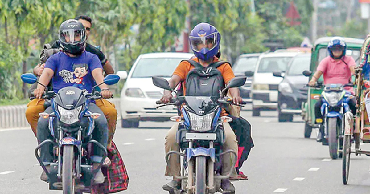 মোটরসাইকেল ও গাড়ি চালনায় সতর্ক থাকার আহ্বান পুলিশের