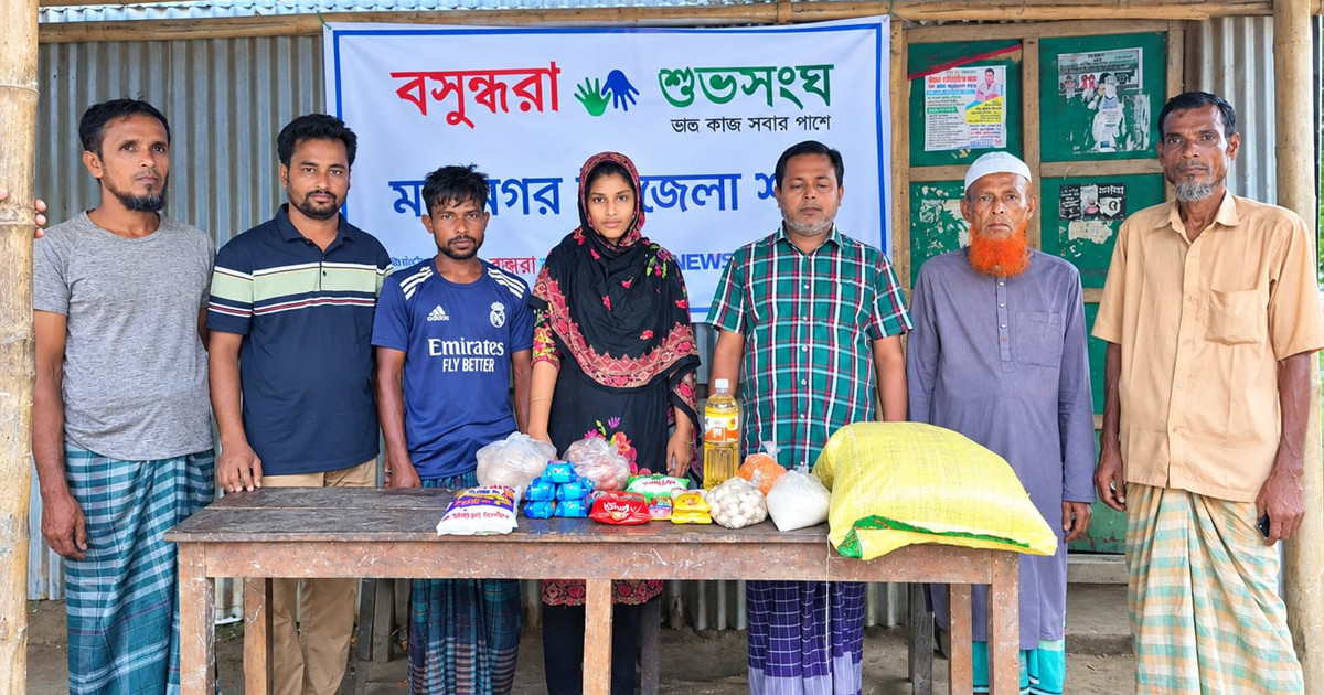 মধ্যনগরে প্রতিবন্ধী দম্পতিকে বসুন্ধরা শুভসংঘের খাদ্য সহায়তা