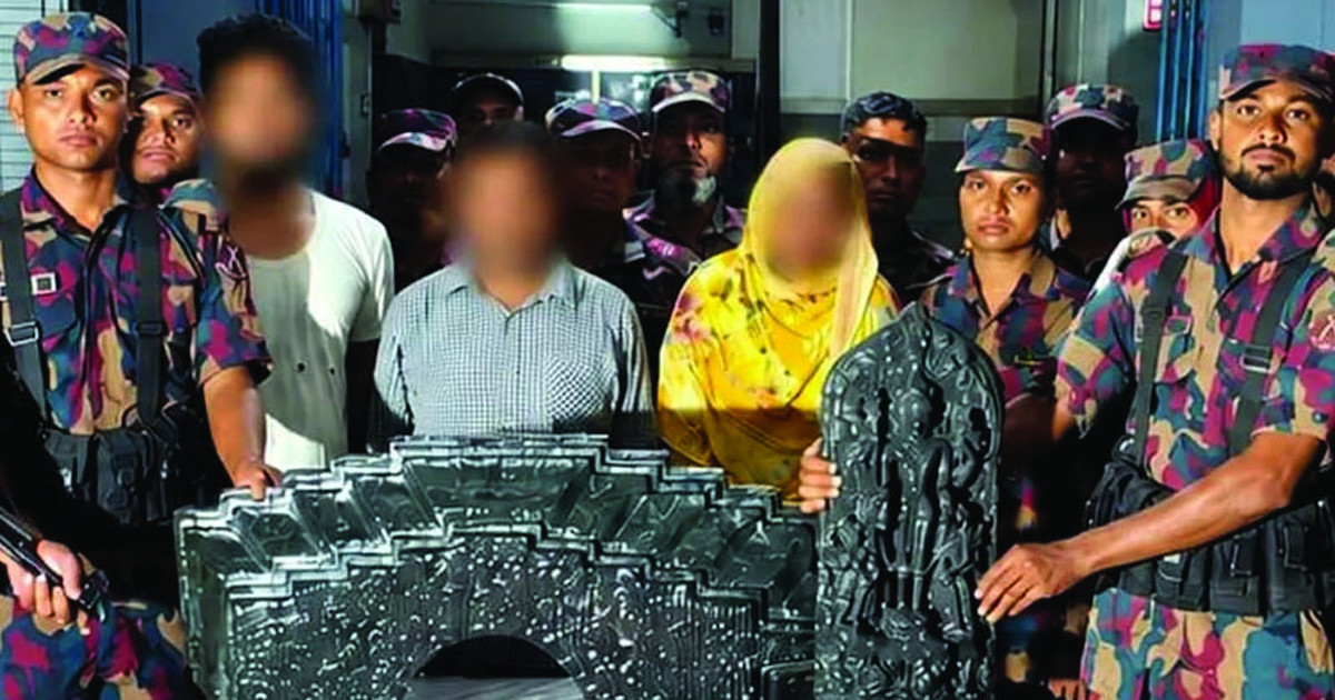 গাইবান্ধায় কোটি টাকা মূল্যের কষ্টিপাথরের দুই মূর্তি উদ্ধার, গ্রেপ্তার ৩