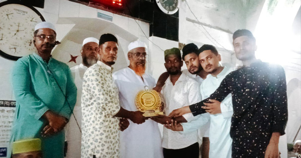 ২৭ বছর ইমামের দায়িত্ব পালন, বিদায়কালে পেলেন লাখ টাকা উপহার