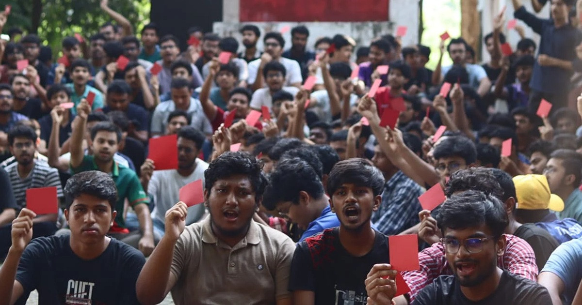 চুয়েটের নতুন ভিসির উদ্দেশে শিক্ষার্থীদের লালকার্ড