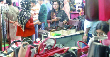 ক্রেতাদের আগ্রহ আধুনিক চামড়াজাত পণ্য