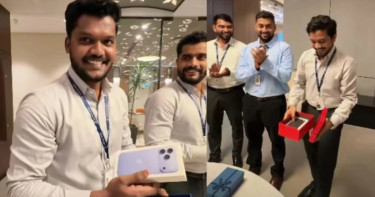 অফিসের সব কর্মীকে আইফোন উপহার দিলেন বস!