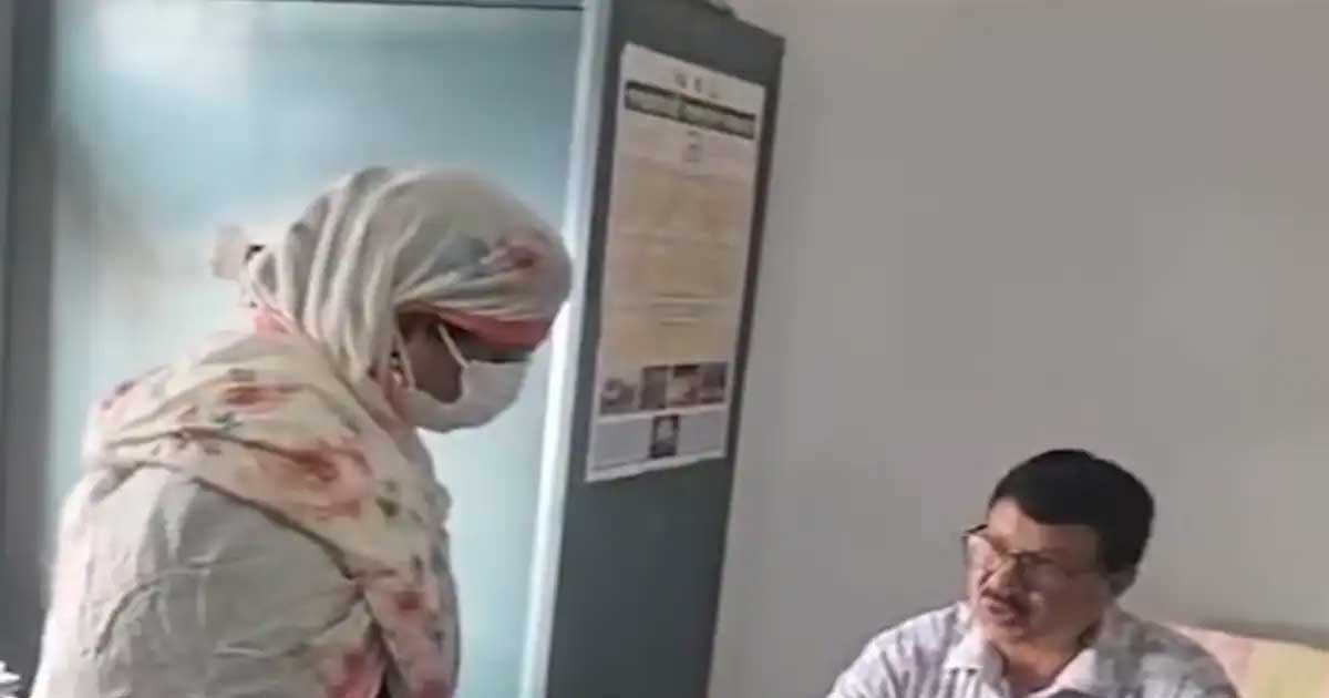 বোরকা পরে ছদ্মবেশে ভূমি অফিসে ডিসি ফরিদা