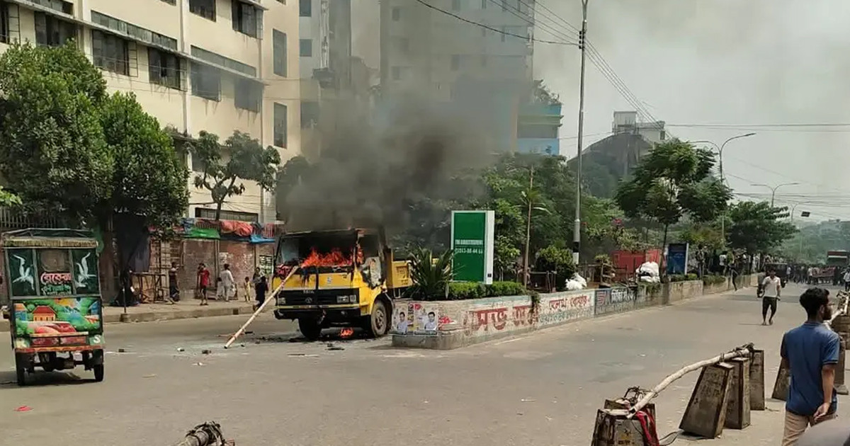 মিরপুরে ফুটপাতে উচ্ছেদ অভিযানে সংঘর্ষ