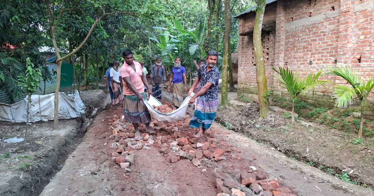 বৃষ্টি হলেই দুর্ভোগের শেষ নেই এই দুই গ্রামের মানুষের