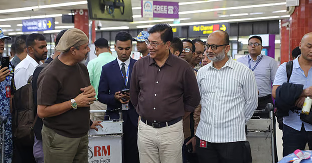 শাহজালাল বিমানবন্দরে আকস্মিক পরিদর্শনে মন্ত্রী