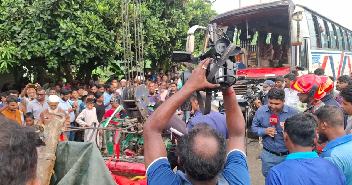 ময়মনসিংহে বাসচাপায় নিহত ৭ জনের দাফন সম্পন্ন