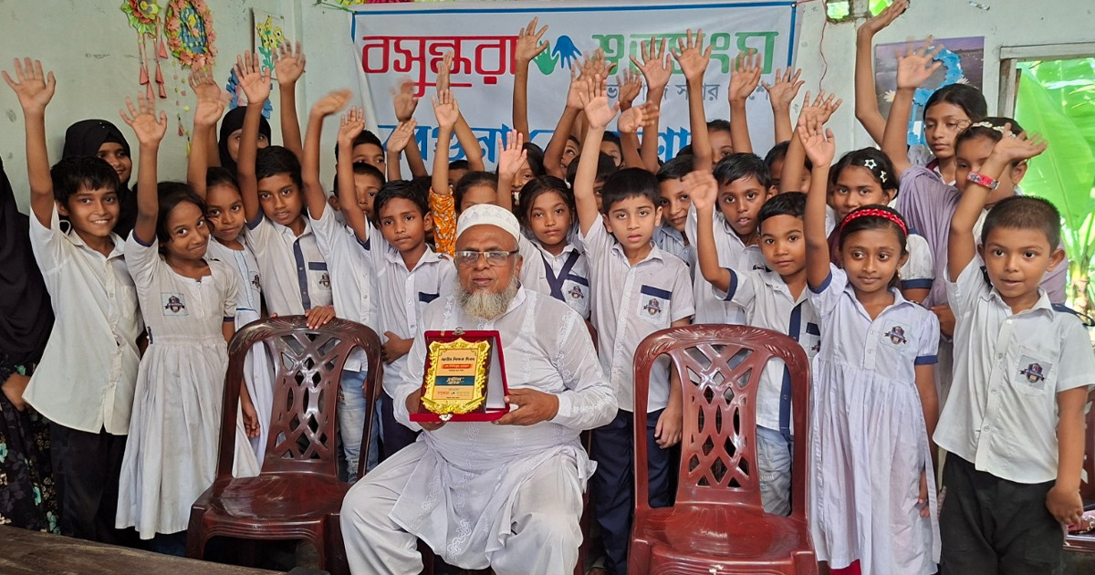 অবসরের পরও পাঠদান, গ্রামের শিশুদের স্বপ্ন দেখাচ্ছেন সিদ্দিকুর রহমান