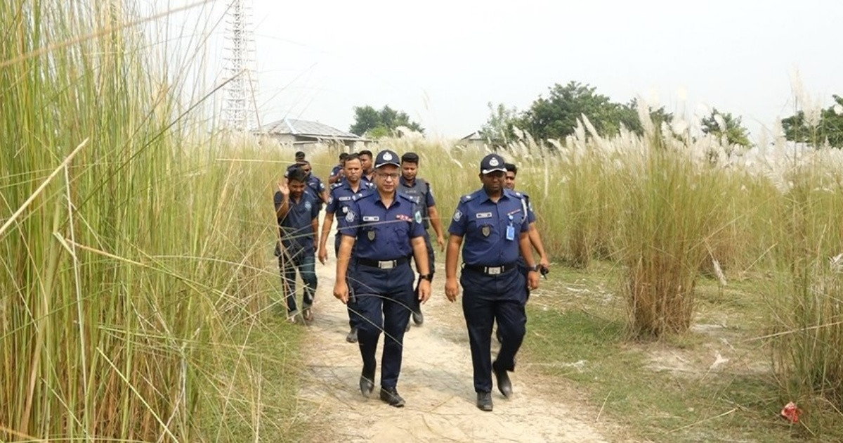 সিরাজগঞ্জে চায়না বাঁধের কাশবনে দ্বিতীয় দিনেও পুলিশের অভিযান