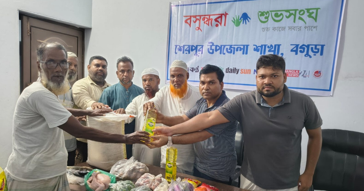 বগুড়ার শেরপুরে অনাহারে-অর্ধাহারে দিন কাটছিল বৃদ্ধ আব্দুল জব্বারের, পাশে দাঁড়াল বসুন্ধরা শুভসংঘ