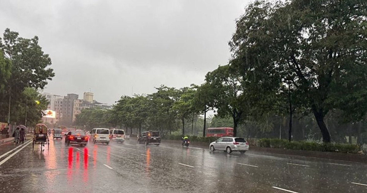 রাজধানীতে দুপুরের মধ্যে  হতে পারে বজ্রসহ বৃষ্টি