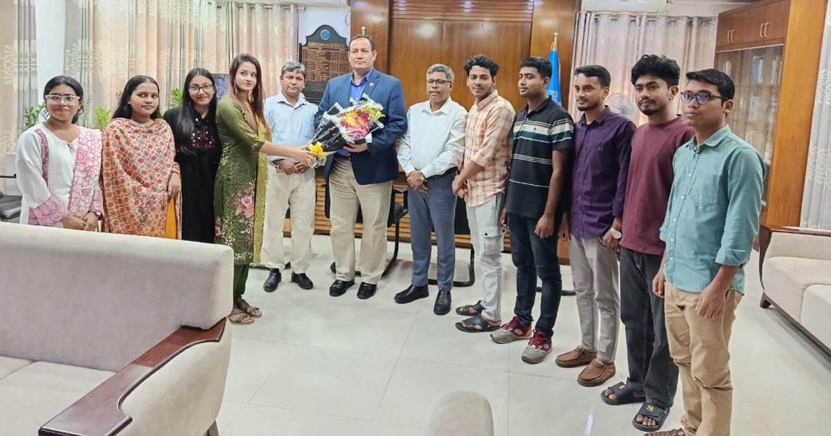 নবনিযুক্ত জাবি উপাচার্যকে ফুল দিয়ে শুভেচ্ছা জানাল বসুন্ধরা শুভসংঘ