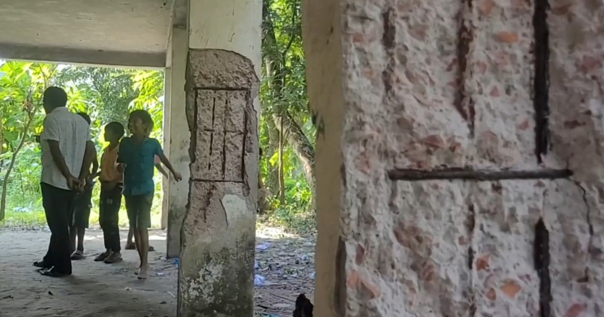 ভবনের ৩৬ পিলারে ফাটল, আতঙ্কে শিক্ষার্থীরা