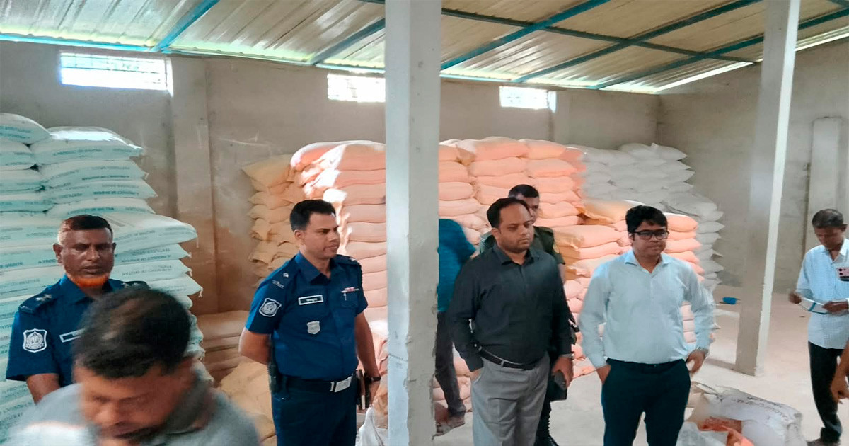 ভেজাল সার কারখানার সন্ধান: ইটের গুঁড়া ও ডিমের খোসাসহ ১১২৭ বস্তা উপকরণ জব্দ