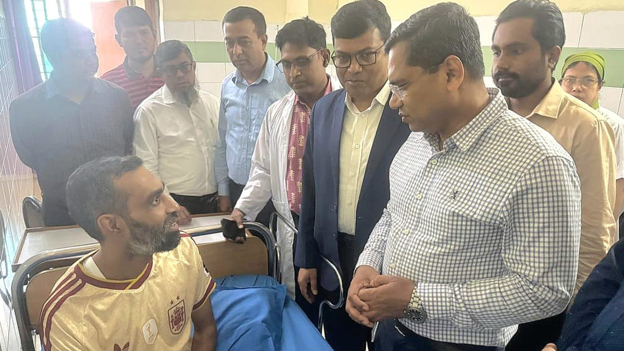 খুলনার সেই সাইফুলকে দেখতে হাসপাতালে প্রধানমন্ত্রীর ব্যক্তিগত চিকিৎসক ডা. বিটু