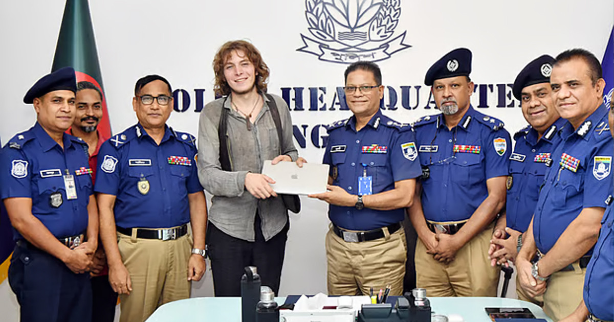 জার্মান পর্যটকের উদ্ধারকৃত ল্যাপটপ হস্তান্তর করল পুলিশ