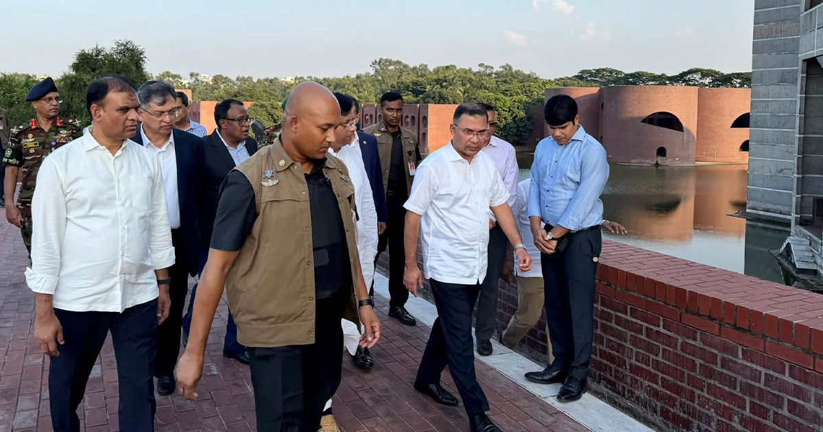 সংসদ ভবন প্রাঙ্গণ পরিদর্শন করলেন প্রধানমন্ত্রী, পরিচ্ছন্নতা ও সংস্কারের নির্দেশ