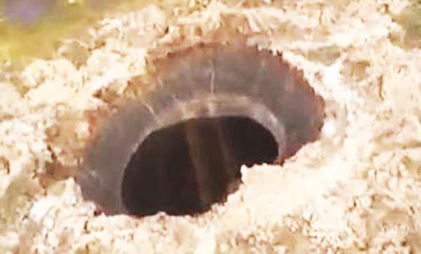 রাশিয়ায় 'দৈত্যকার' গহ্বর, ধোঁয়াশায় বিজ্ঞানীরা