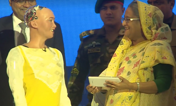 আপনার নাতনির নামও আমার নামে, প্রধানমন্ত্রীকে রোবট সোফিয়া [ভিডিও]