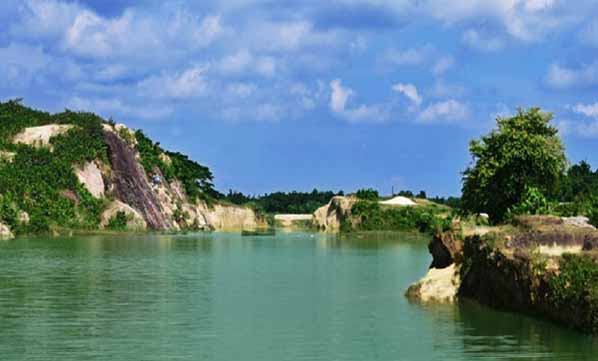 ঘুরে আসুন রঙিন চিনা মাটির পাহাড়