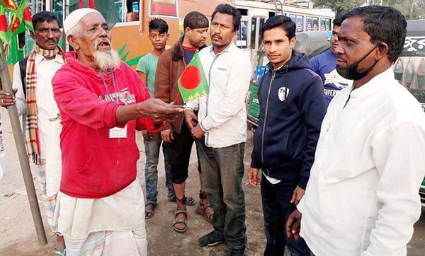 পঙ্গু মুক্তিযোদ্ধার হাতে ভিক্ষার থালা!