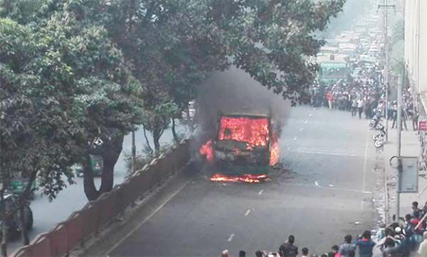 রাজধানীতে হঠাৎ যাত্রীবাহী বাসে আগুন