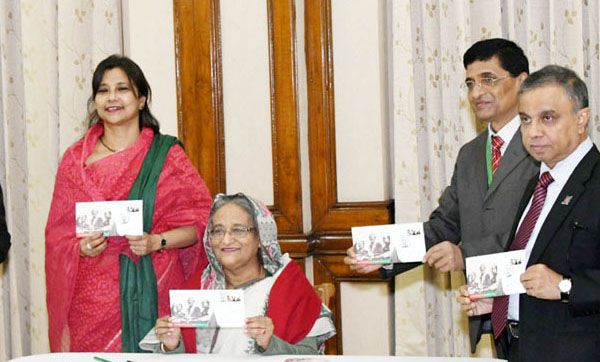 বিজয় স্মারক ডাক টিকিট অবমুক্ত করলেন প্রধানমন্ত্রী