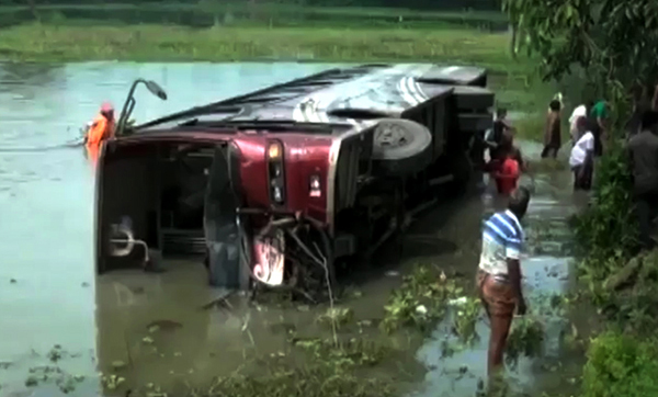 নওগাঁয় বাস খাদে পড়ে নিহত ২