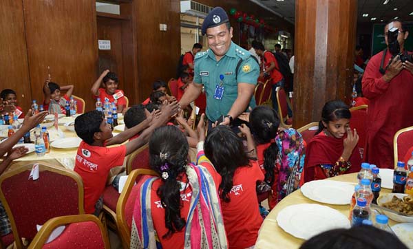  নিজের খেয়ে বনের মোষ তাড়ায়